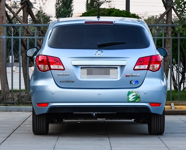 开起来耐看的北汽e150 ev:阳刚中又有流线的柔美,肌肉感十足