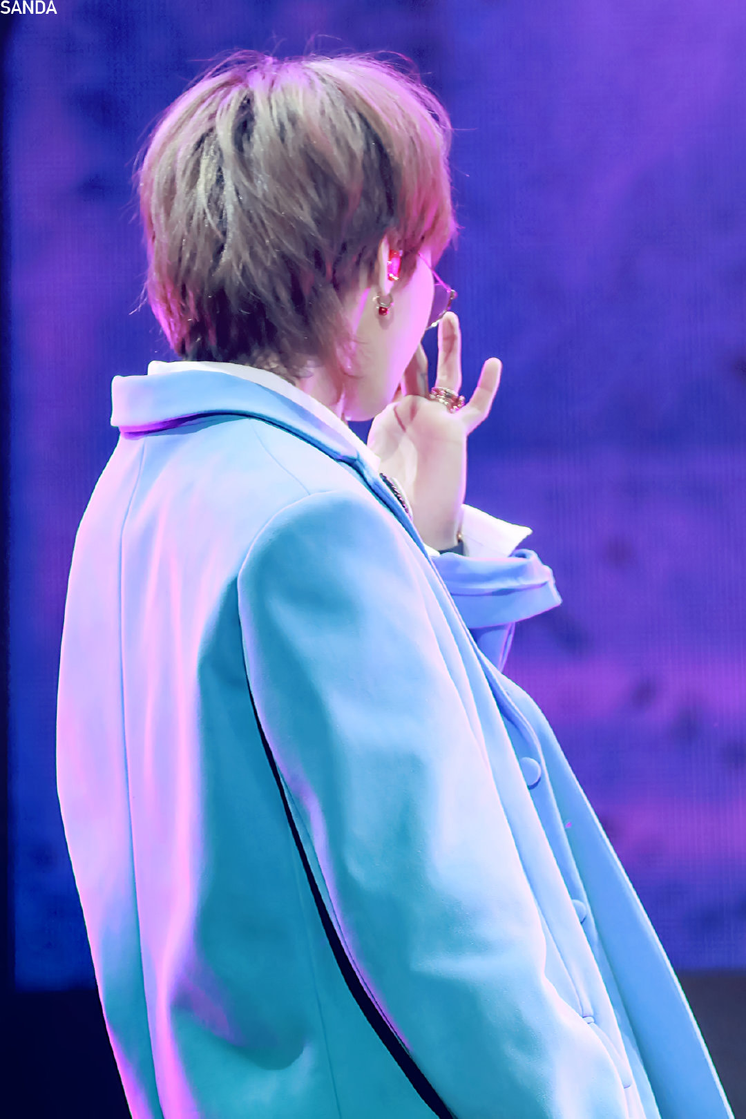 权志龙蓝色西装,这简直让人欲罢不能