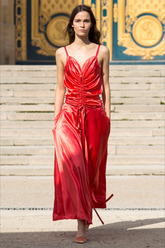 时装周:性感女模特时尚走秀,表情冷艳迷人,穿搭风格令人着迷,这样的