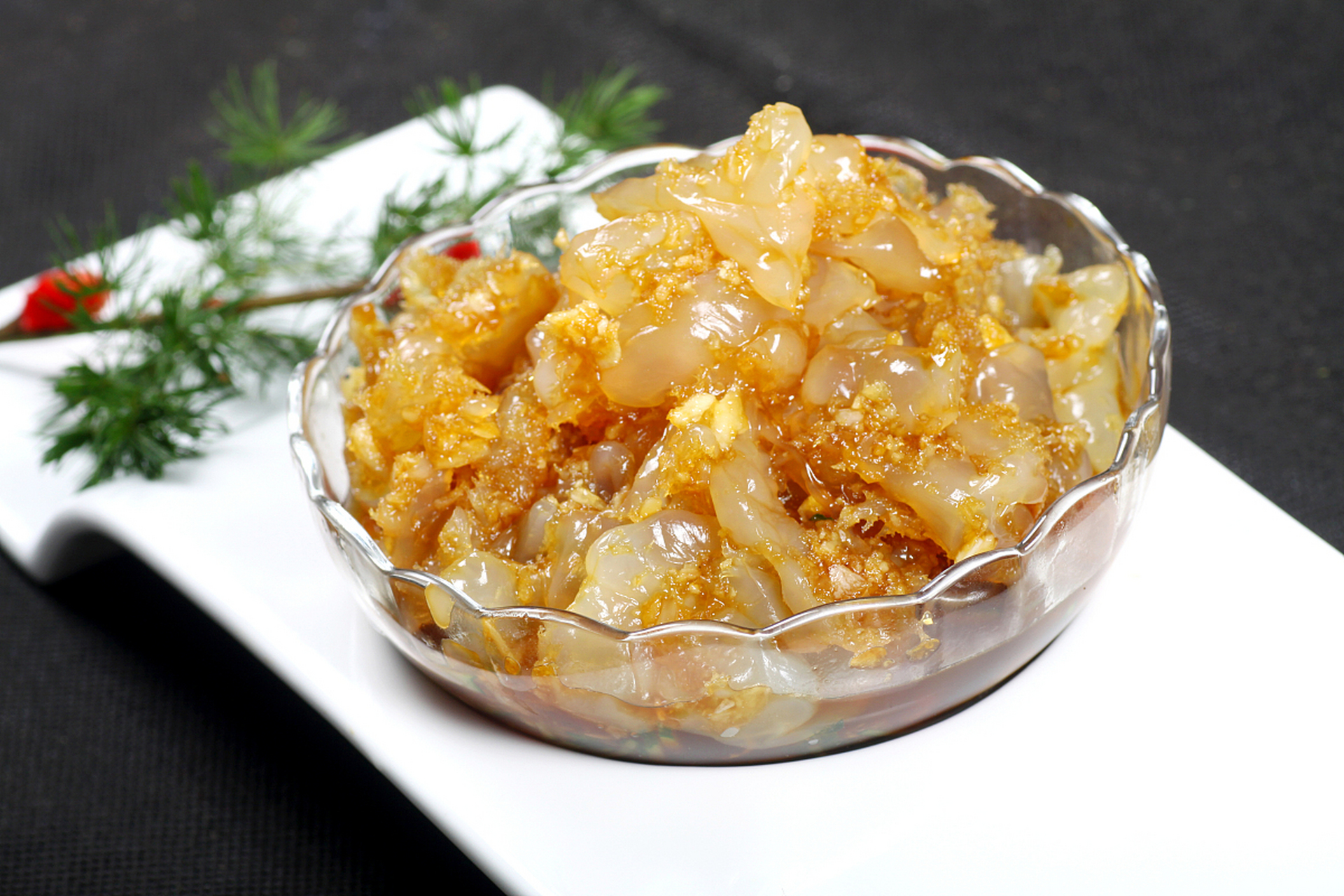 凉拌海蜇是清爽美味的海鲜菜品,选择新鲜透明,质地柔软的海蜇,制作