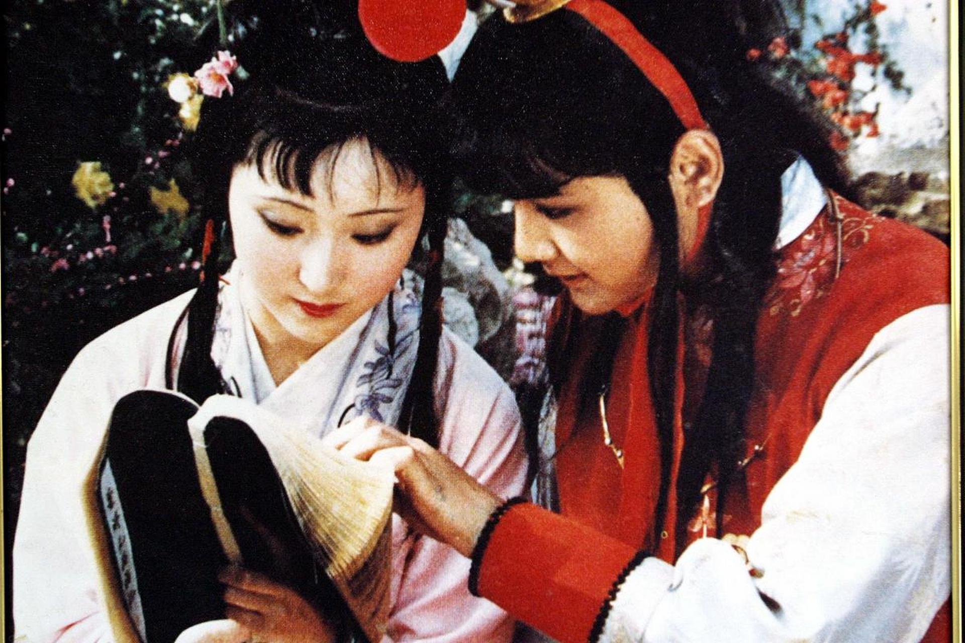 在书中,林黛玉和贾宝玉的爱情经历了种种磨难和误解,尽管他们心中