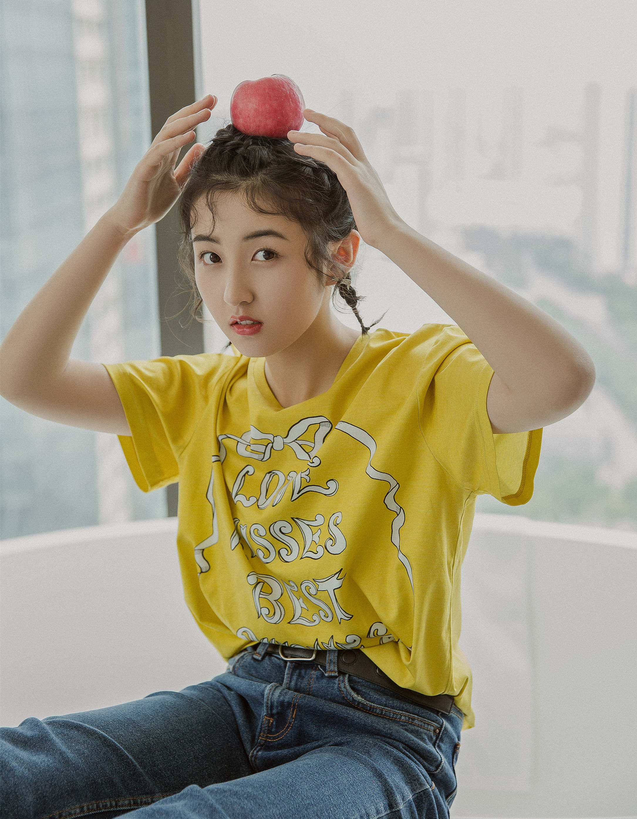 张子枫衣品直线上升,黄色t恤搭配牛仔裤,扎小辫儿时髦翻了