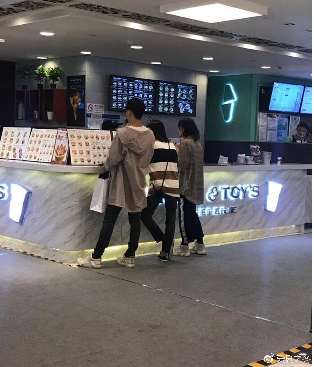 郑爽替身欲想上位,表示未来想独当一面,粉丝:她只当你是朋友