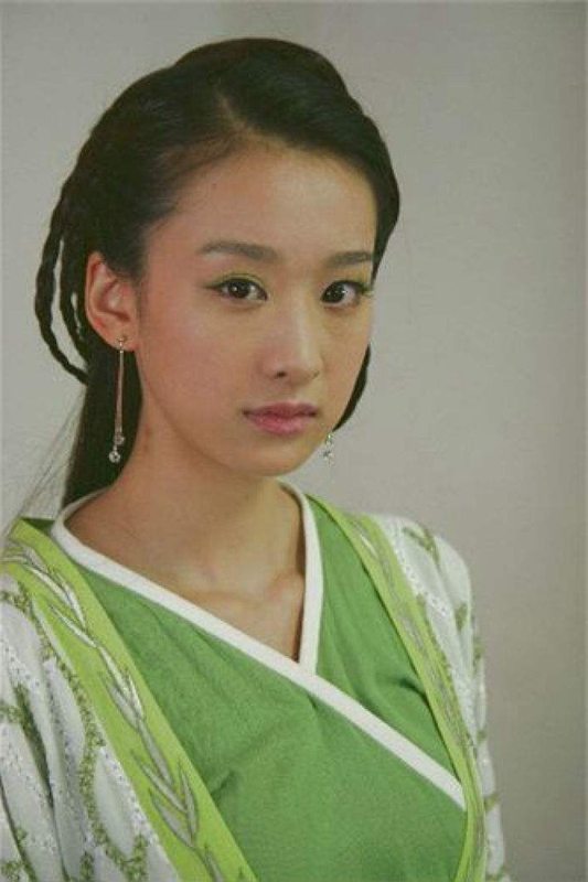 第六个,《深宫谍影》饰【静妃】,个性秀外慧中,乖巧,孝顺.