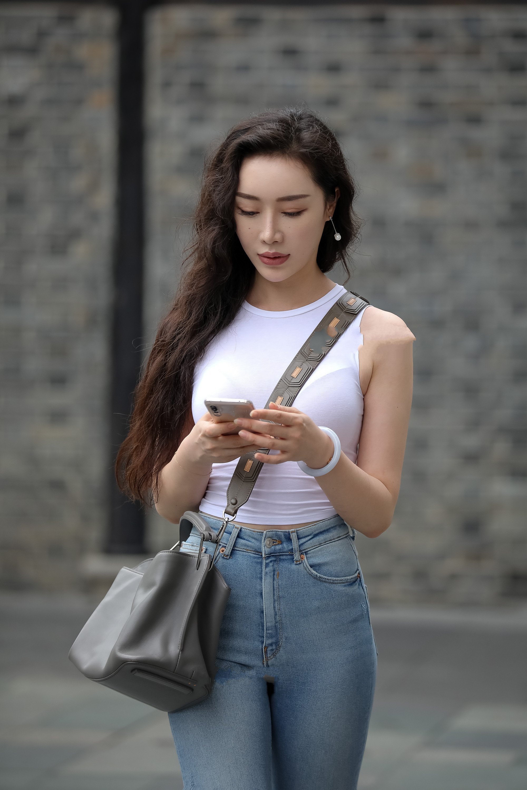 街拍:拥有傲人双峰的90后美艳少妇,穿着也是没谁了,谁想娶回家