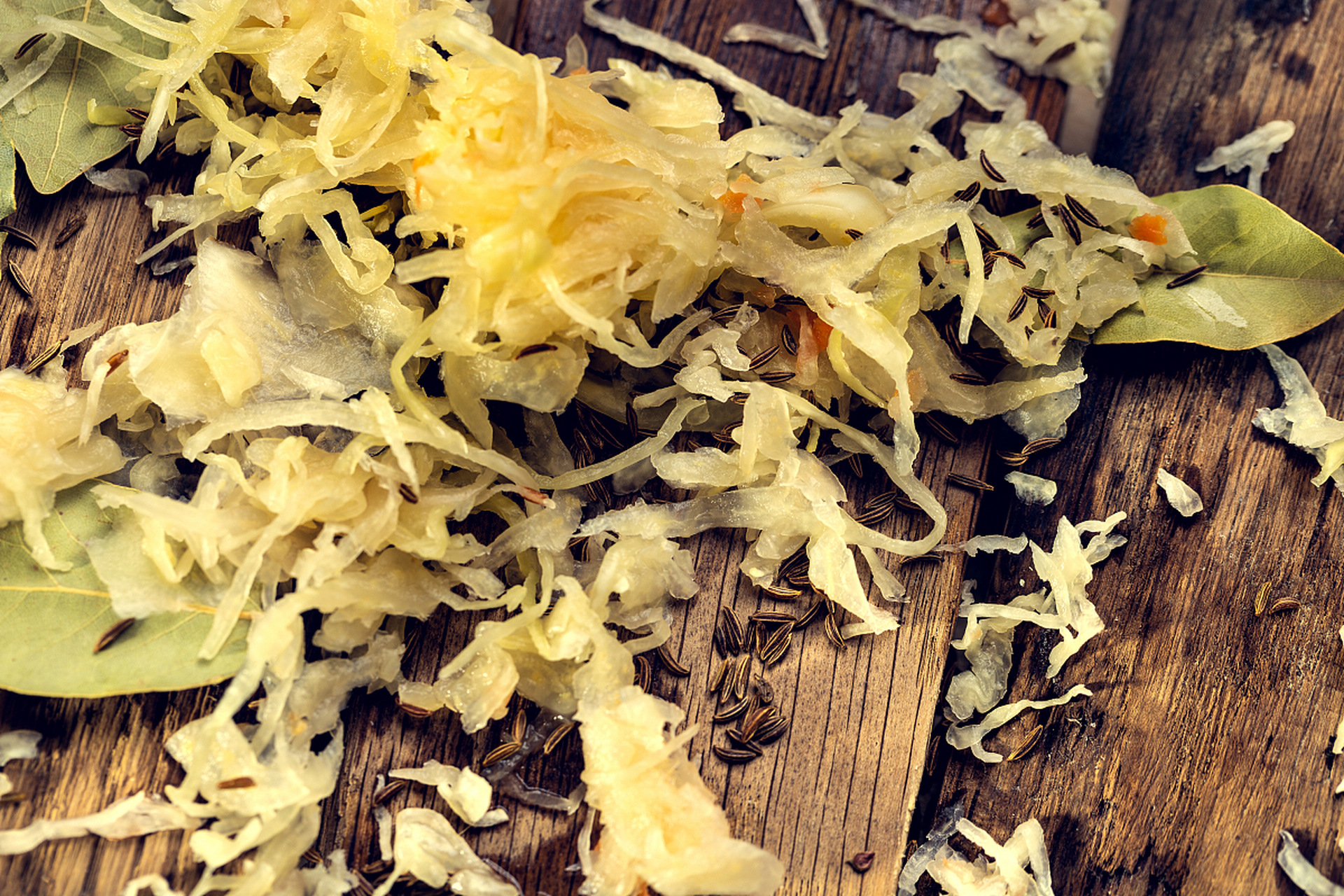 这道家常包菜干炖肉做法简单又美味,需要将包菜干泡发,与肉块一起炒制