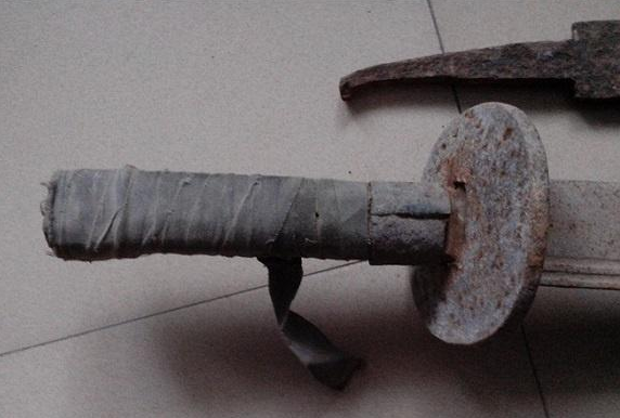 老人带把"破刀"鉴宝,自称价值200万,专家:不值这个价