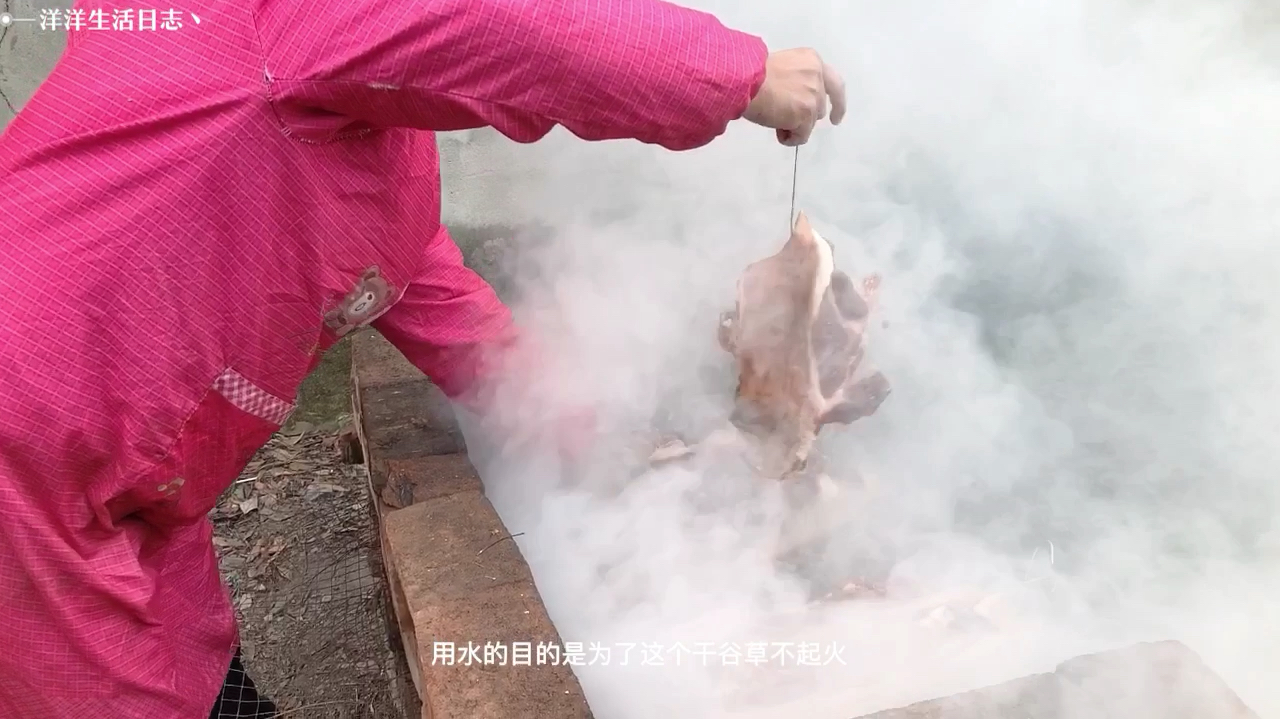 腊肉熏制的过程,原来是这样操作的,学会之后在家就可做,超好吃