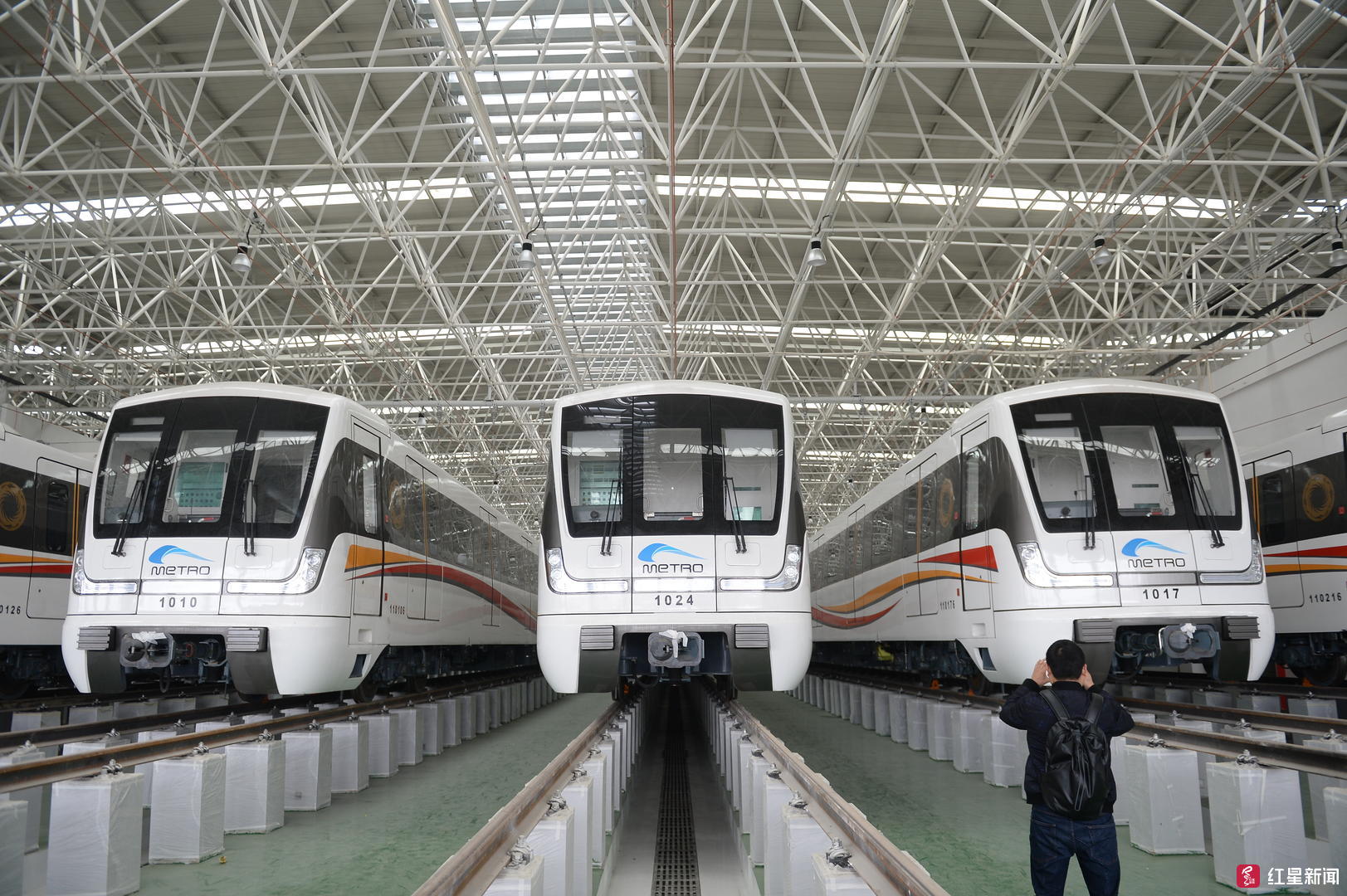 成都地铁10号线二期首批新车亮相 2019年底前开通直达新津