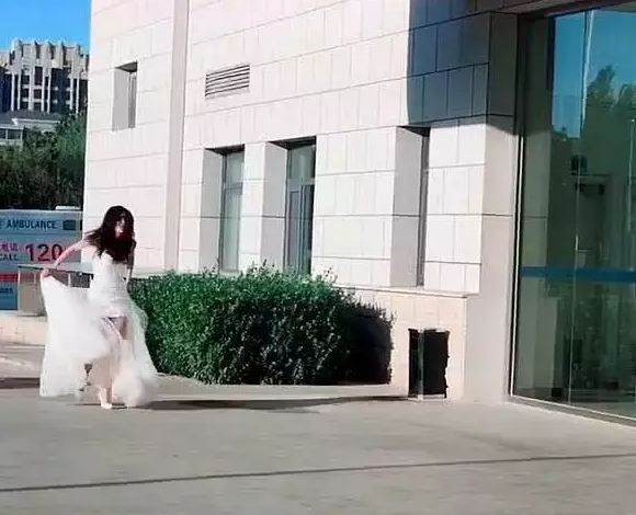 最美逃婚新娘,扔掉婚纱后,竟赢来了百万网友的称赞!