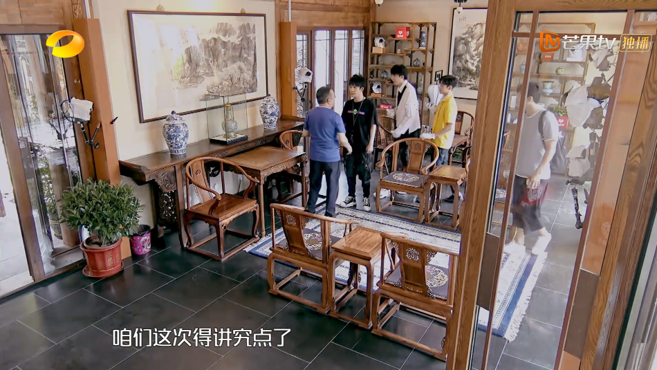 "和珅"王刚四合院首曝光,藏品让人震撼,网友:需不需要保安?