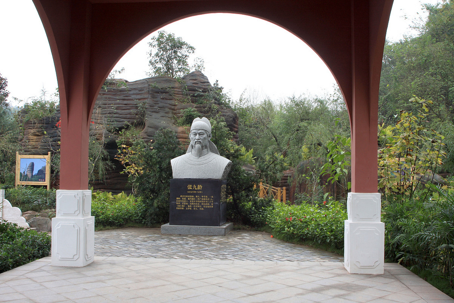 这座公园的核心是张挥墓和碑,它们位于公园的东西两侧,距离中心约200