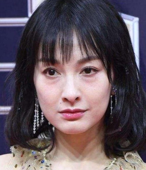 女明星们为ps照片,她的颜值无人能比,网友:下巴一直是个迷!