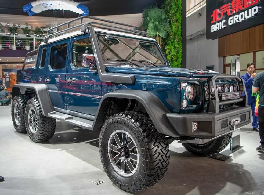 车头前脸一眼看去,第一印象就是高,底盘非常高,也是与其越野车的定位