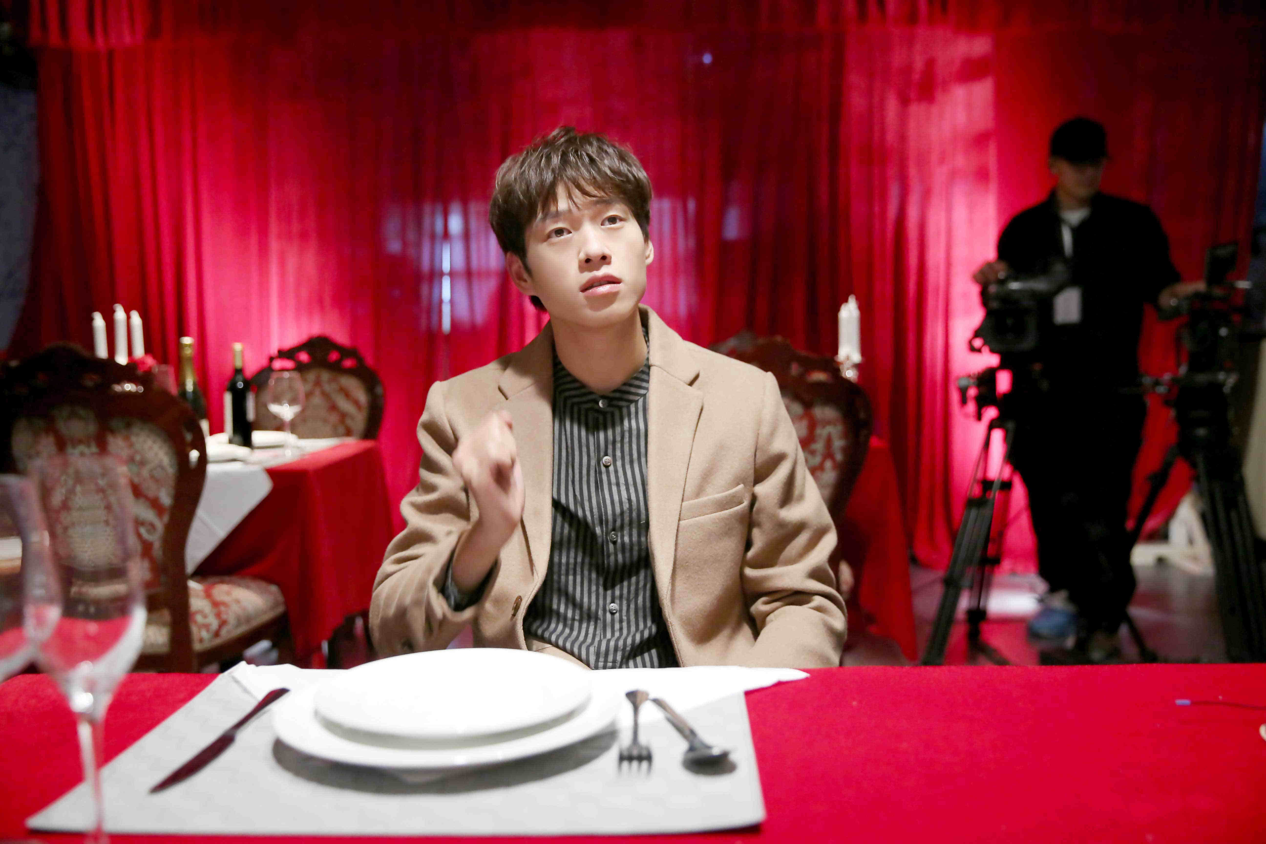 魏大勋有次睁着眼睛躺在床上想事情,因为眼睛太小了,旁边的人以为他