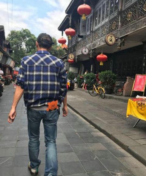 谢霆锋背影照帅气难挡 网友:整个成都都在偶遇你