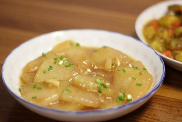蚝油焖冬瓜 原料:蒜头,蚝油,冬瓜,淀粉,盐,水,葱.