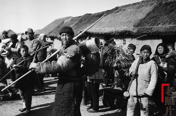 1947年11月,济南近郊农村的"民众自卫队".