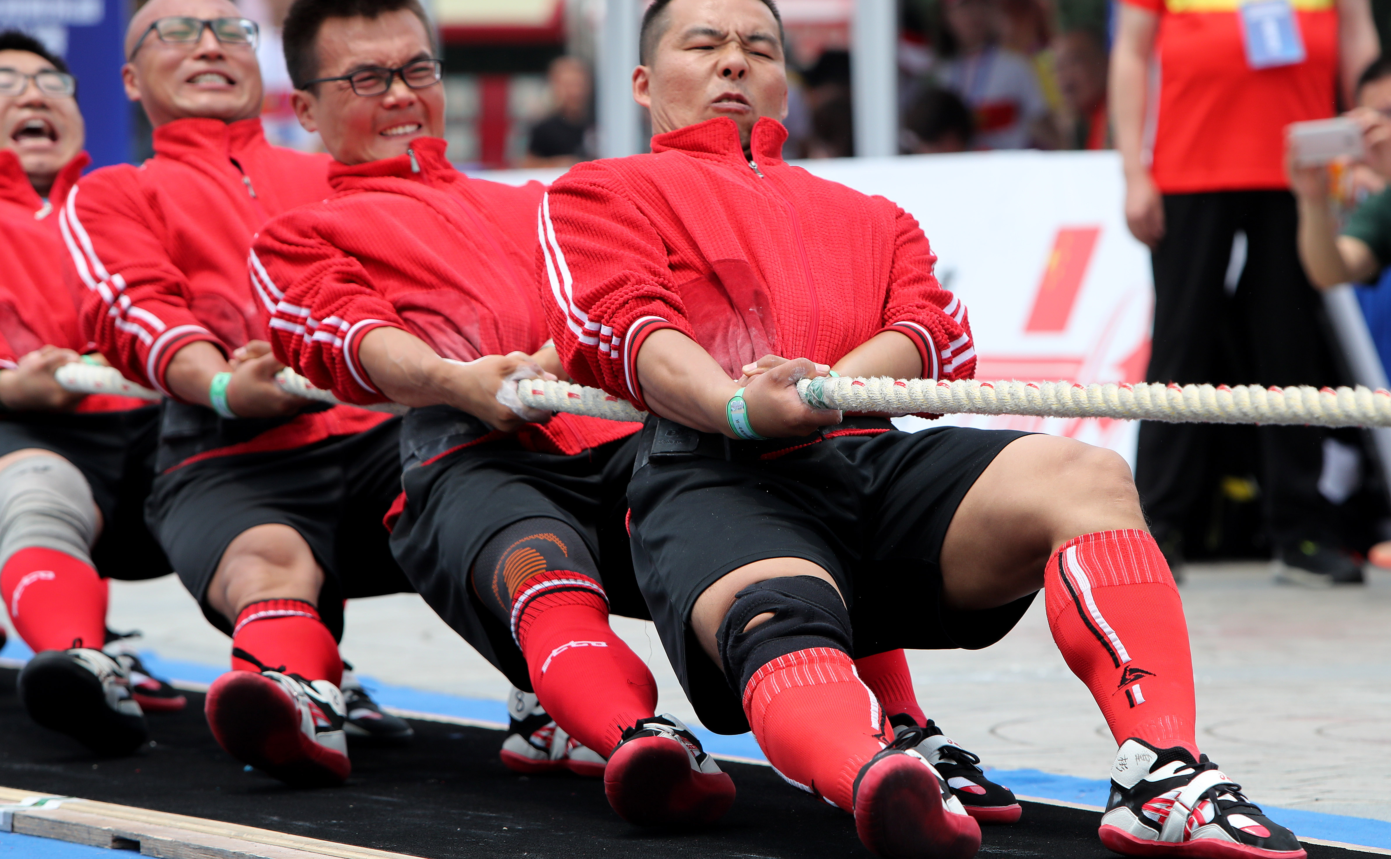 中国拔河俱乐部公开赛在沪举行    6月16日,莱钢拔河队队员们在男子