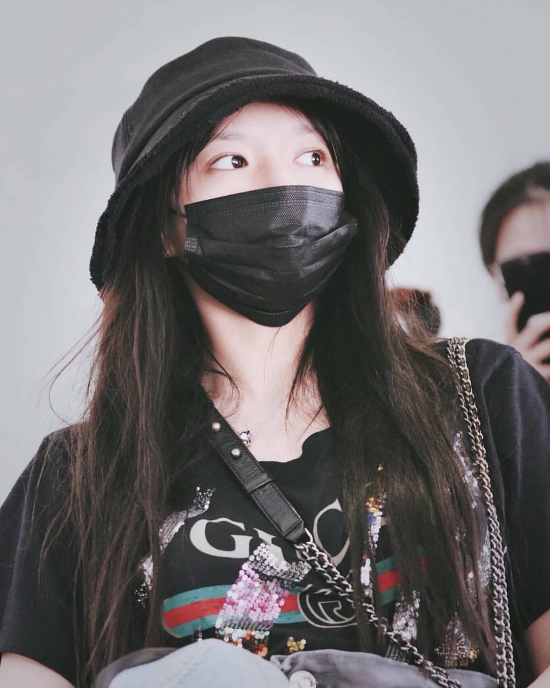 程潇现身机场,渔夫帽加口罩遮挡素颜脸