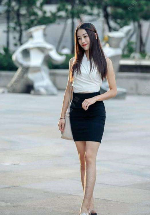 街拍:美女白色上衣配黑色包臀裙,身姿曼妙,成熟妖娆