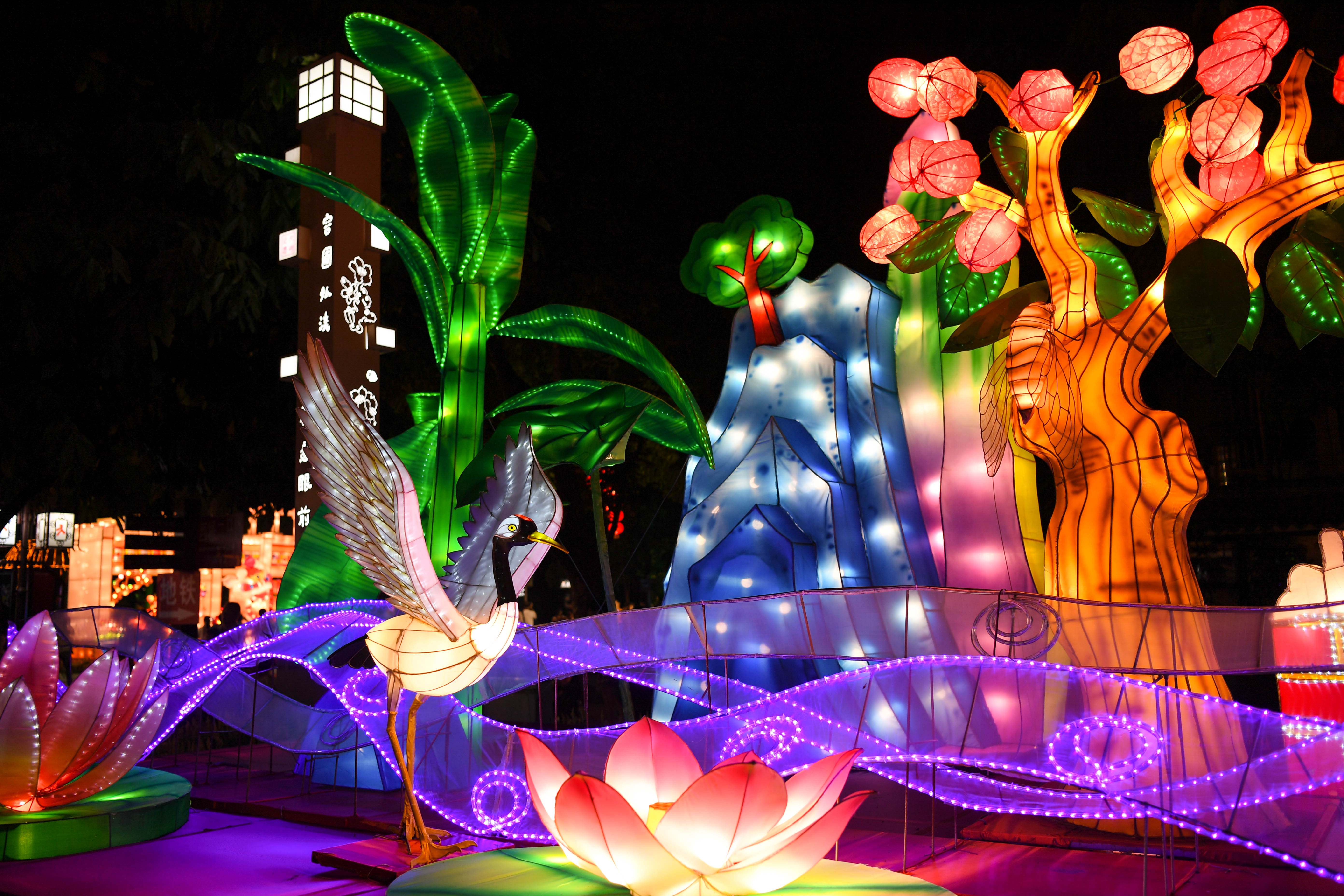 广州:花灯庆中秋