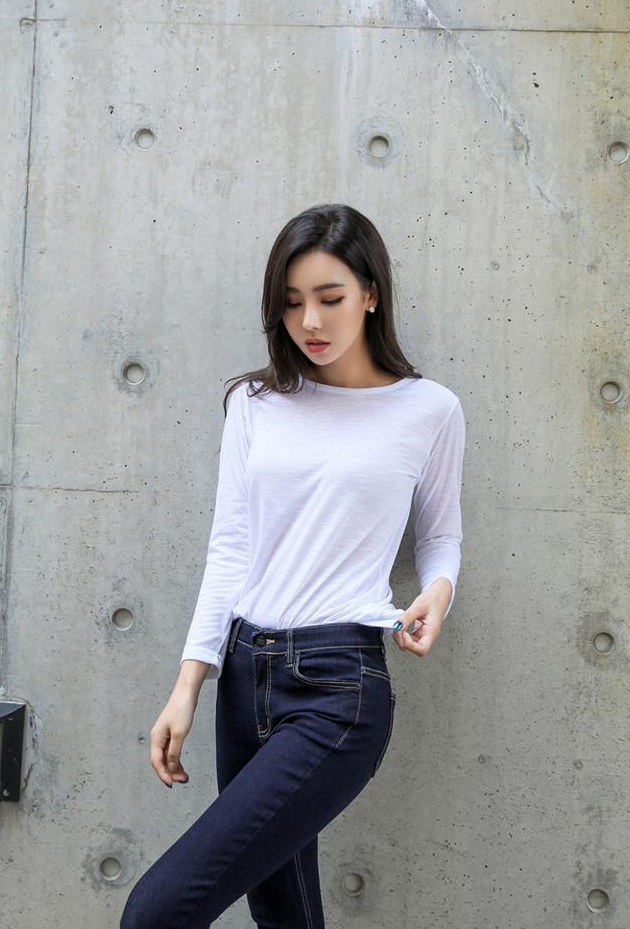 林多贤喜欢这样穿衣搭配,白色长袖t恤搭配牛仔裤,很显苗条身材