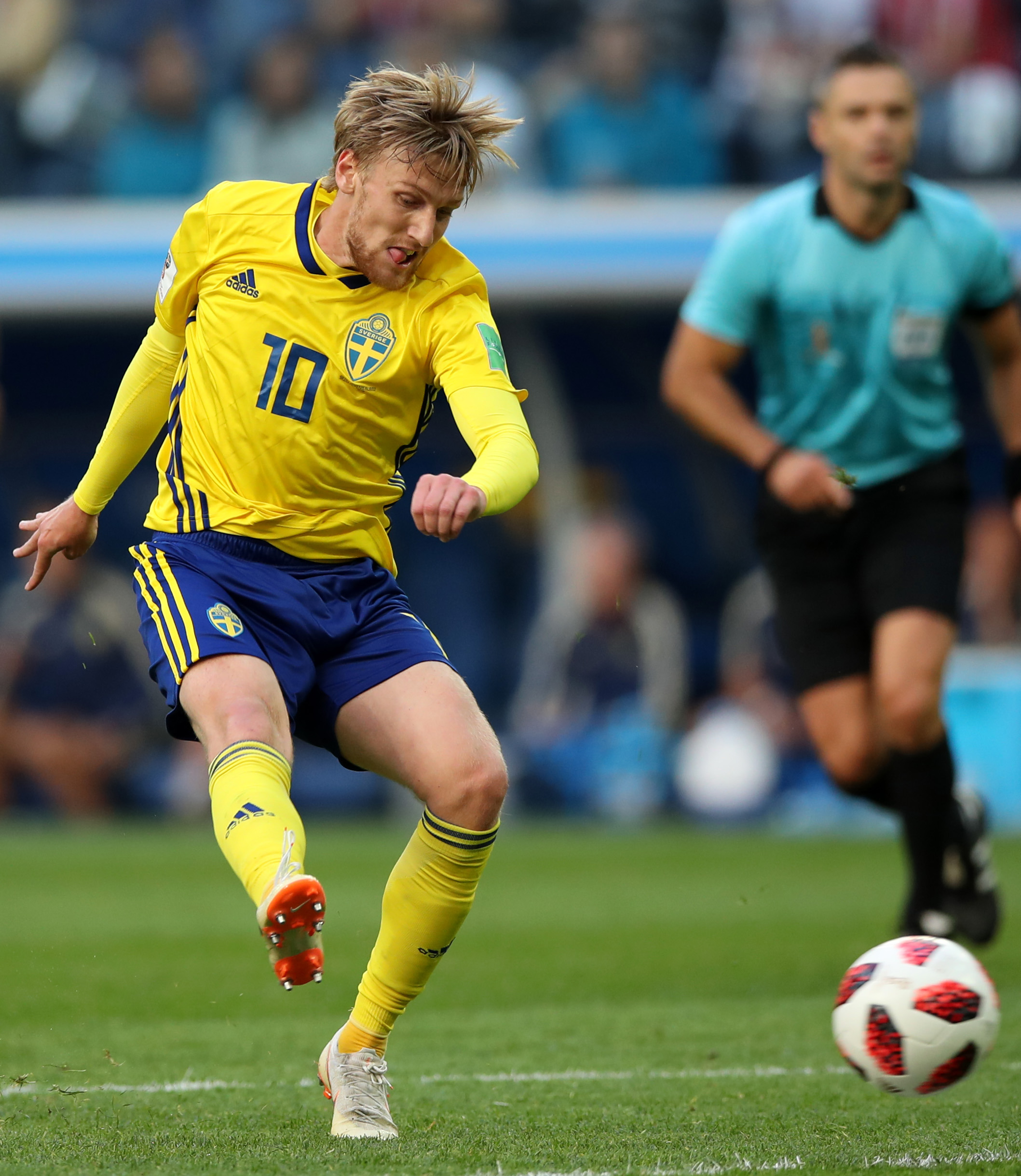 足球——八分之一决赛:瑞典队福斯贝里进球(1)