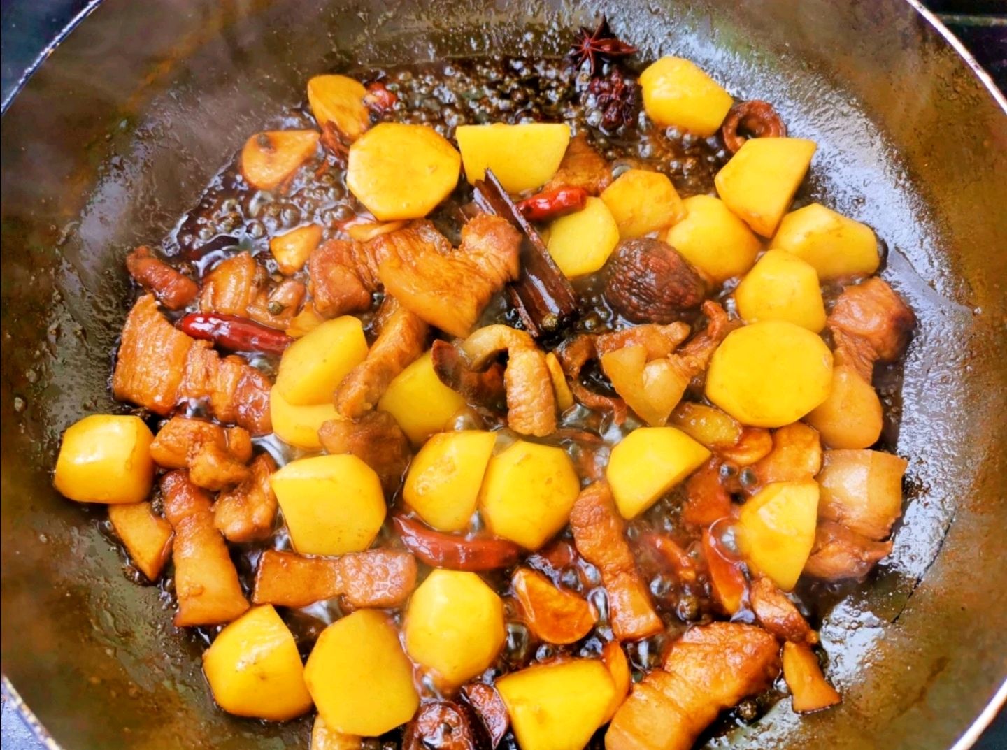 五花肉炖土豆太油腻?教你一招好吃下饭不油腻!