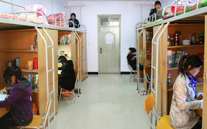 大三女学生宿舍产子,吓坏同宿舍女生,送到医院:这是第二胎