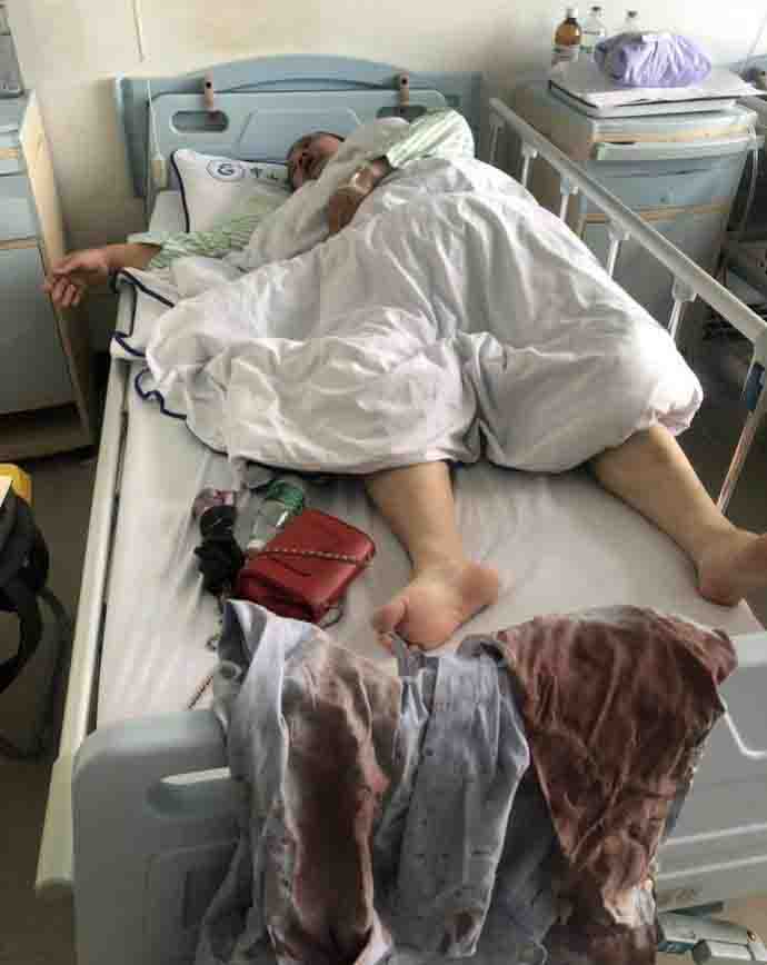 男女乘客当街打架,深圳的哥好心报警却被打浑身是血