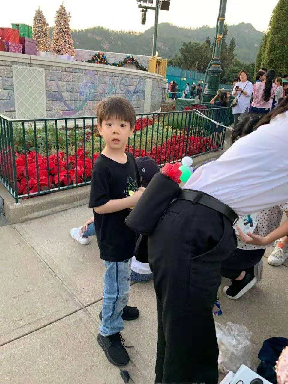 网友在香港偶遇霍思燕和嗯哼,5岁的嗯哼身高惊人,越来越像杜江