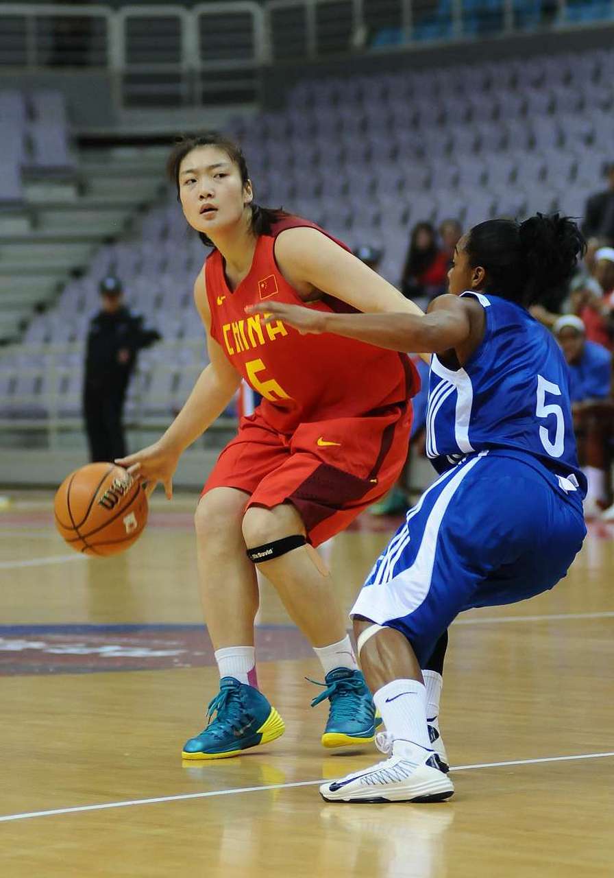 在昨日的一场wnba比赛中,李梦和对方的一名黑人球员爆发了冲突.