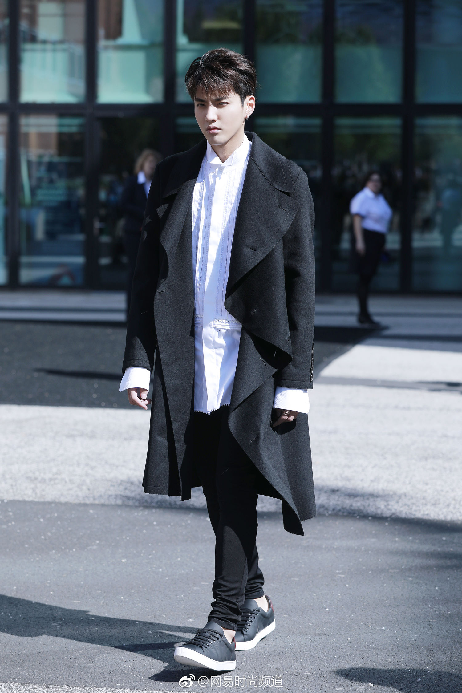 吴亦凡秋日风衣穿搭:让盘靓条顺大帅哥教妮风衣穿搭!