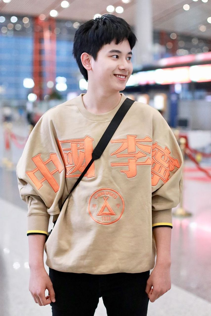 胡先煦最近的品牌直播活动中的造型被吐槽的很惨,他之前走了一段时间