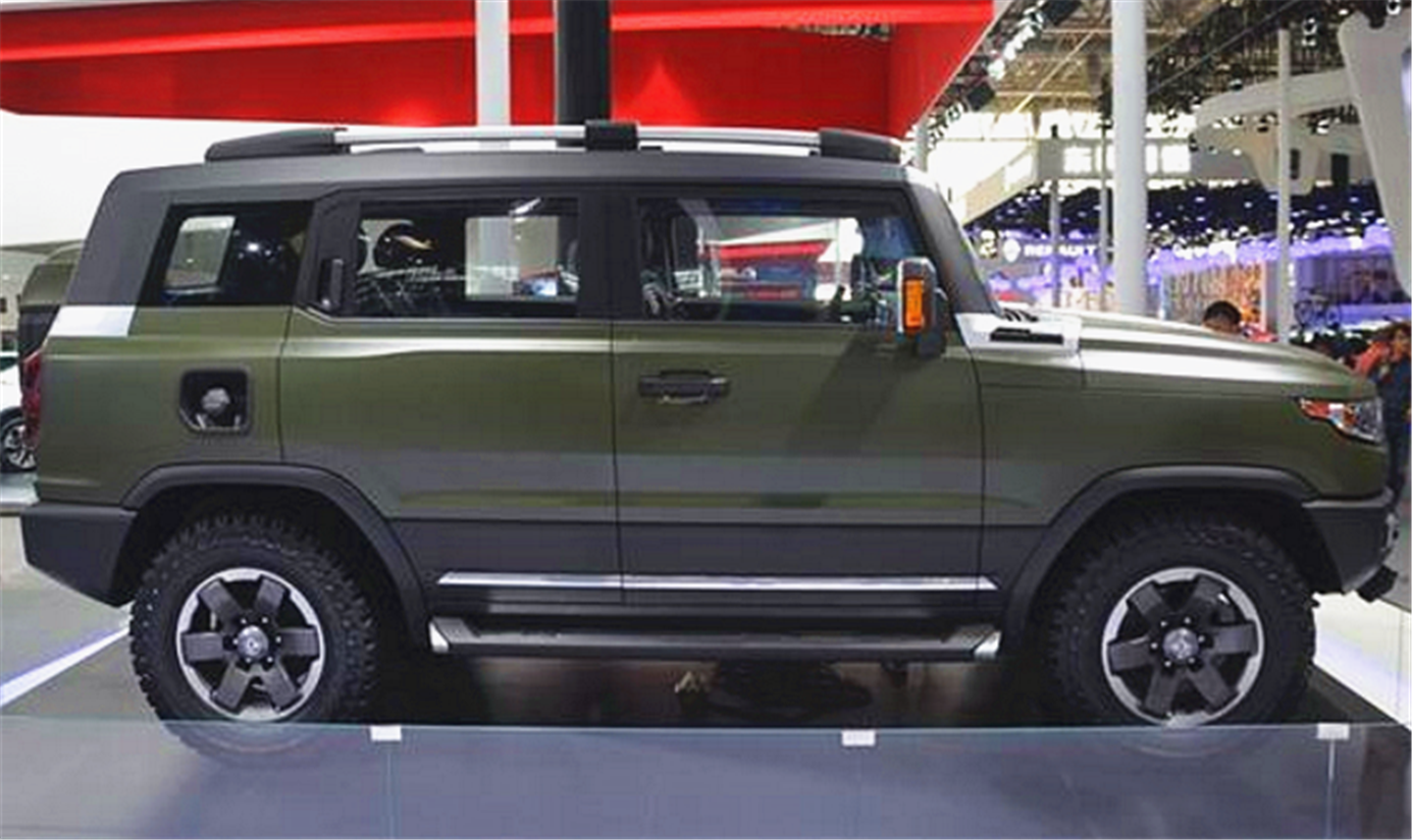 外观方面,东风huv非常的粗犷,前脸进气格栅采用镀络饰条装饰,两侧与