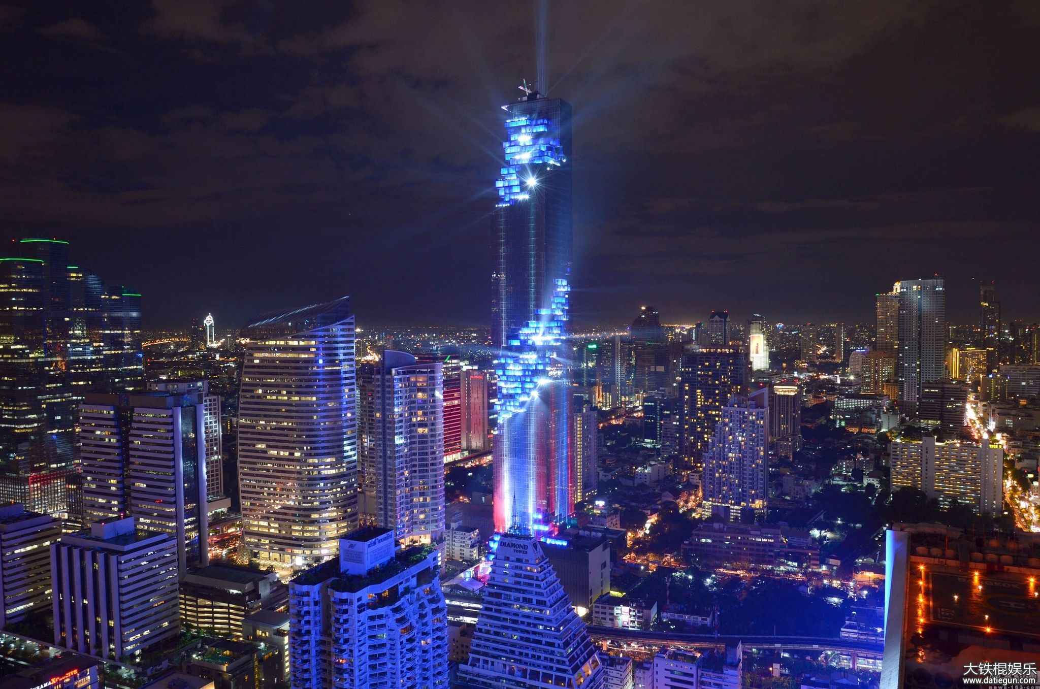 这幢大楼是泰国最高的建筑—泰国曼谷大都会大厦,有314米之高,共77层