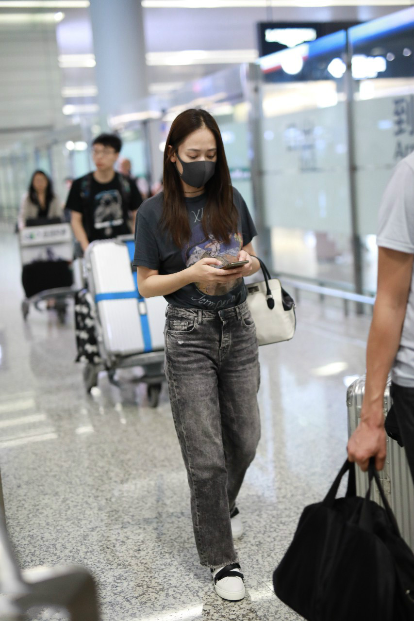 陈乔恩戴口罩穿黑色t恤搭配牛仔裤现身机场,一路上手机不离手!