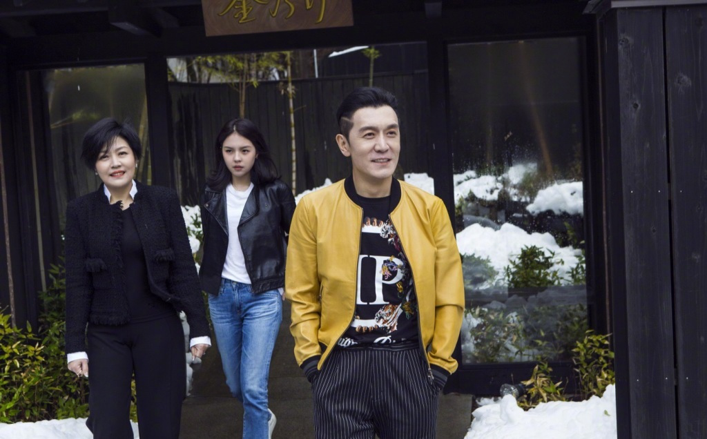 法图麦晒泳装美照,哈文秒回应称"美女美景",母女互动超有爱