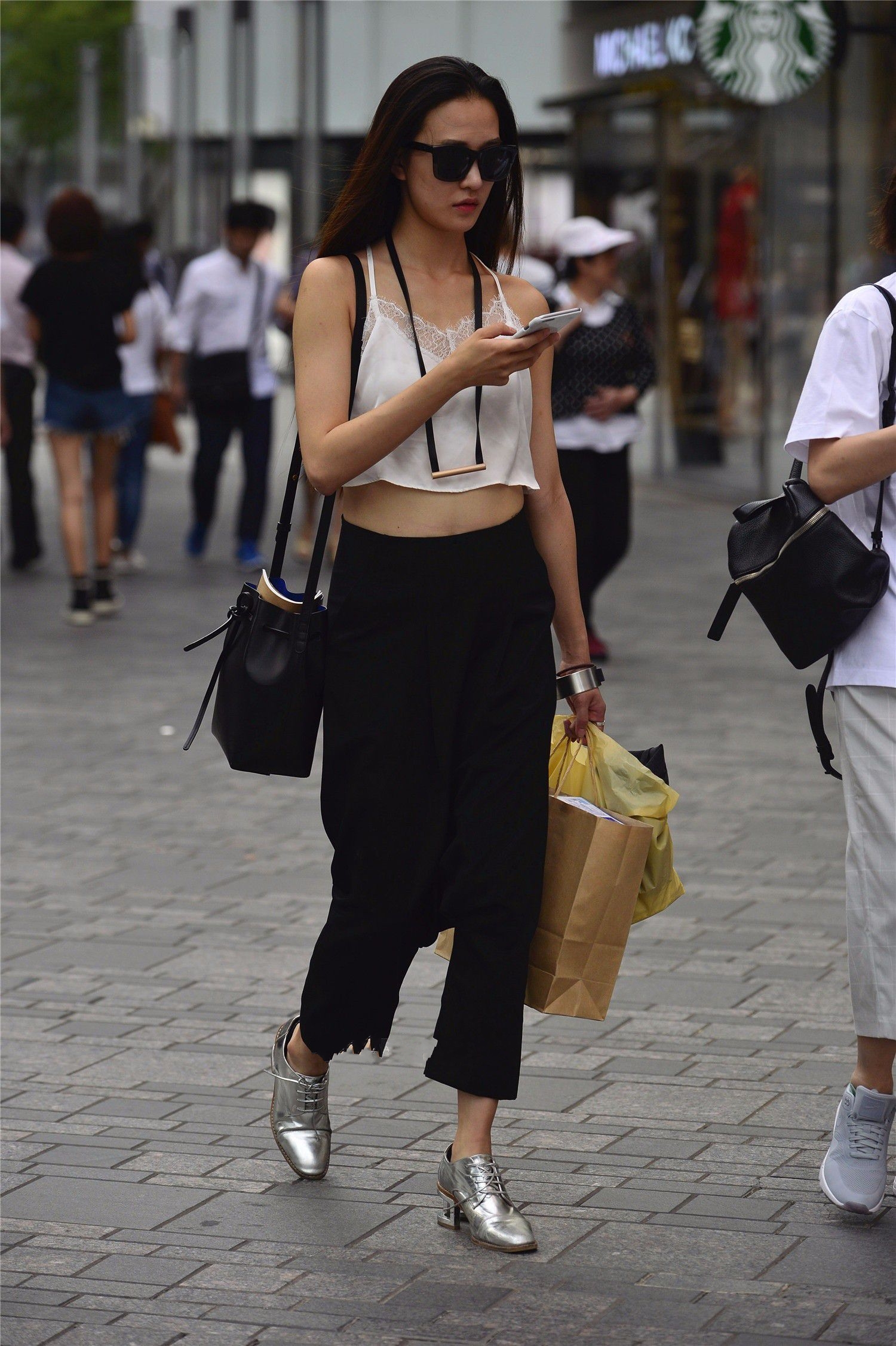 街拍:小姐姐一件竖条纹的抹胸上衣搭配一双俏皮的凉拖很是吸睛,对于