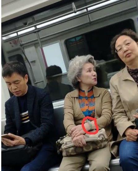 地铁老奶奶走红,生活十分精致,看到手上的玉镯,网友:家里有矿