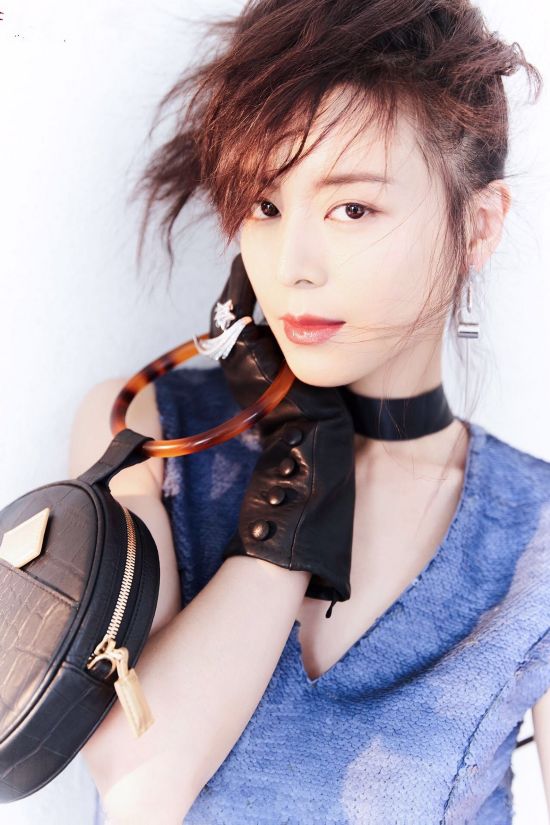 张静初早期写真,低调奢华尽显好气质,让人不由得多看几眼!