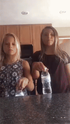 搞笑gif:这一定是亲妈!看baby的蜜汁表情就知道了!