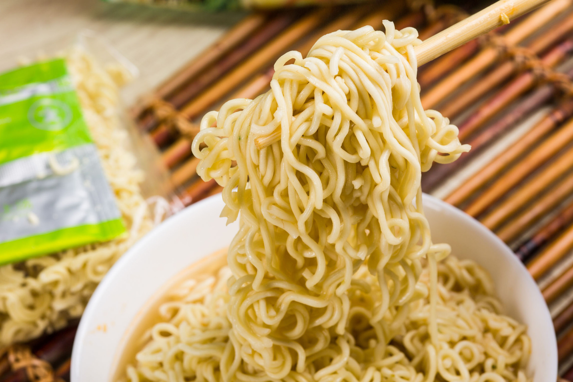 窝在沙发看电视,手里捧着一碗热气腾腾的泡面"吸溜吸溜"地吃……这