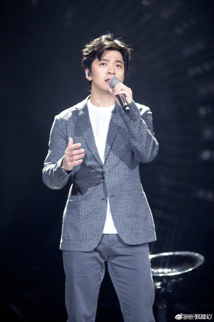 昨天晚上梦到李健老师发新专了,可就是想不起来歌名