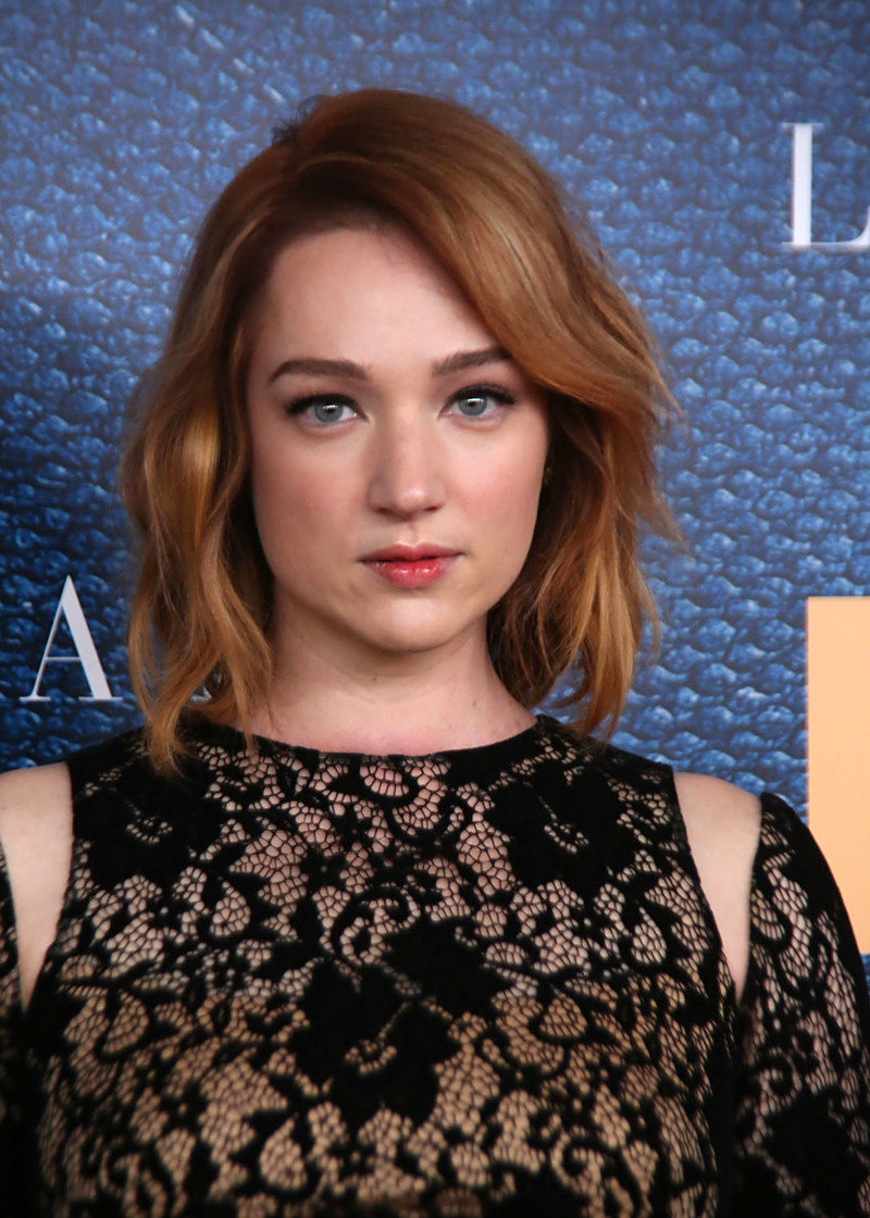 2009年,她在艾拉·菲舍尔主演的电影《一个购物狂的自白》出演小角色.