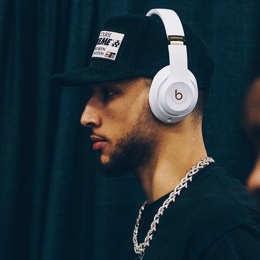 76人众将抵达比赛场馆:巴特勒手拿饮料笑容满面