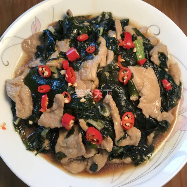 肉片炒裙带菜,又香又下饭,一出锅就抢光了