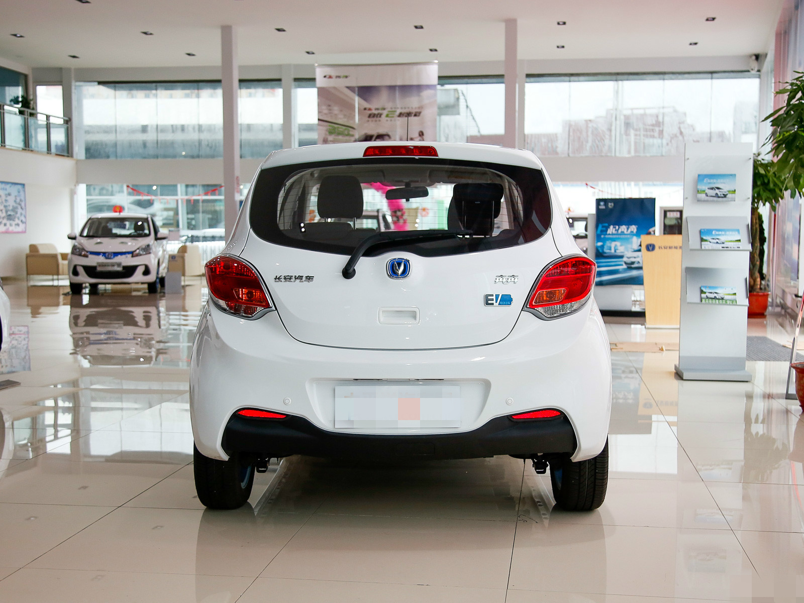 带你了解长安奔奔ev的可爱外观