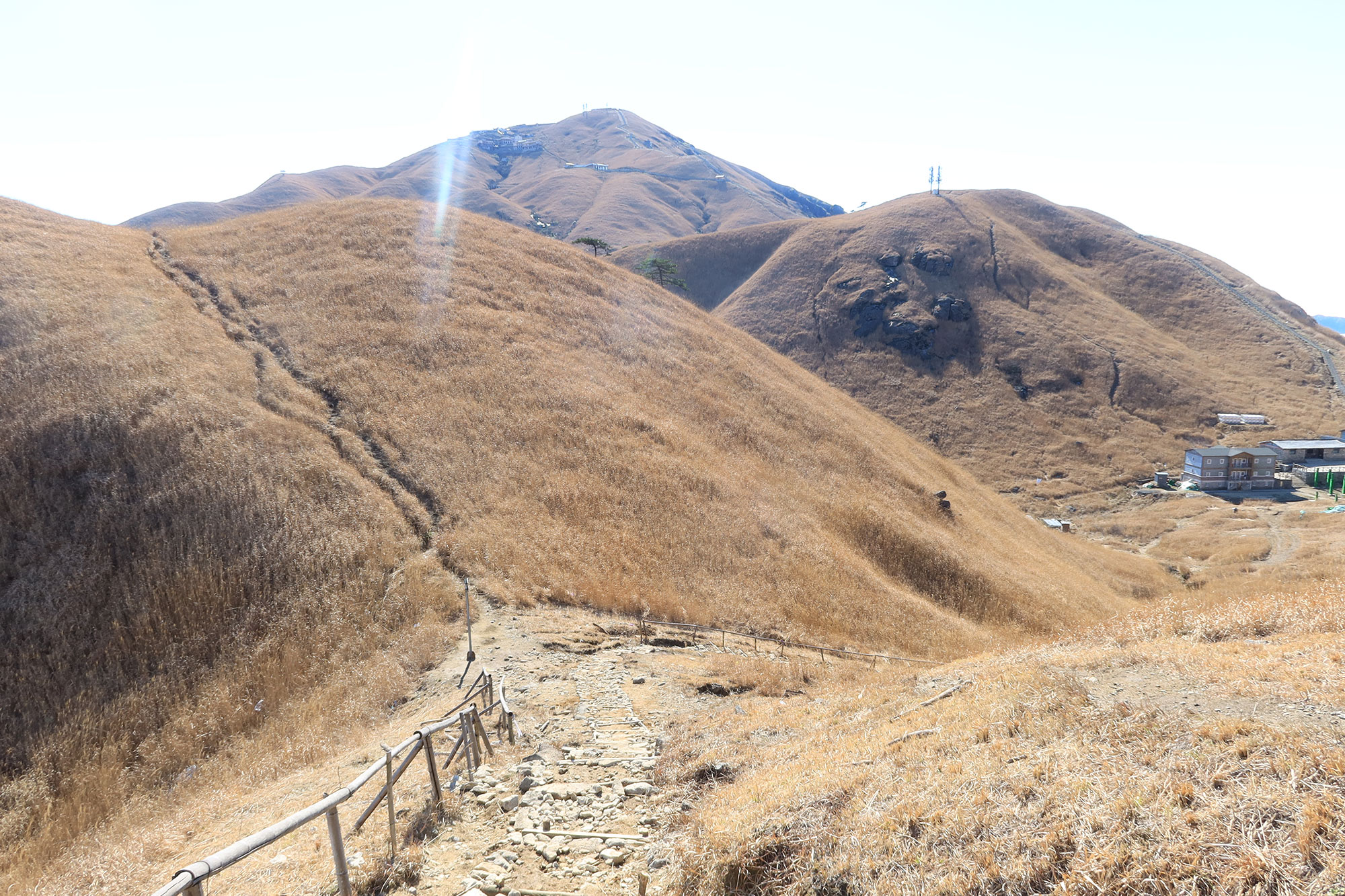 冬日里爬武功山绝望坡,翻过一座山又见一座山,游客:傻眼了